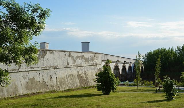 Hortobágy autem: puszta, devítiobloukový most a jezdci na koních