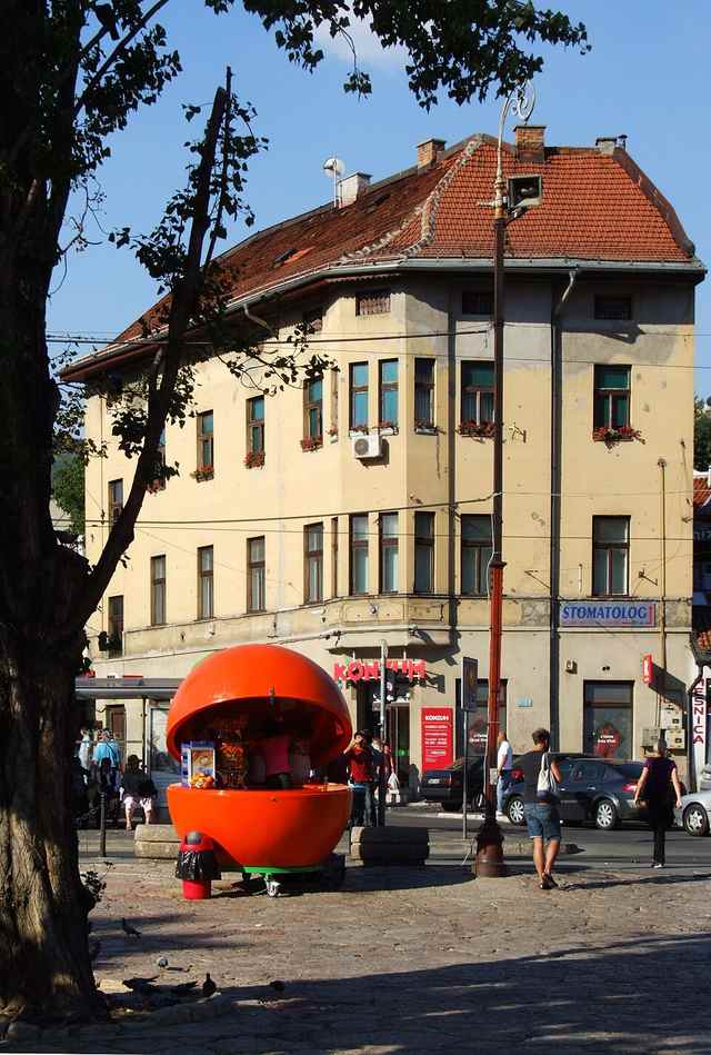Sarajevo autem: bazar Baščaršija, čtyři náboženství a stopy války