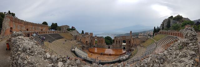 Taormina: antické divadlo s Etnou v pozadí a glamour, který umí kousnout