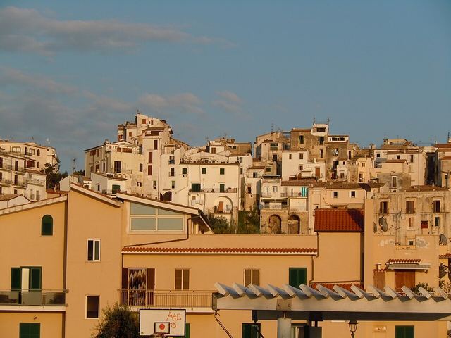 Sperlonga: bílé městečko nad mořem a Tiberiova jeskyně se sochami