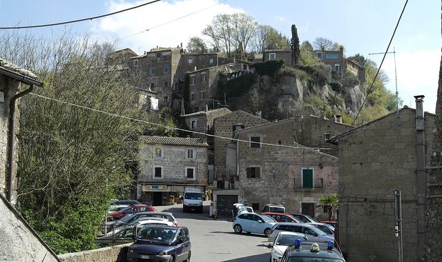 Calcata: umělecká vesnice na tufové skále nad údolím Treja