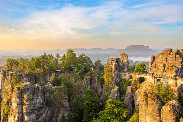 Saské Švýcarsko a Bastei: skalní most nad Labem a kde nechat auto