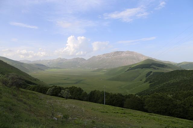 Castelluccio di Norcia: kde jednou za rok pláň kvete jak tkaný koberec