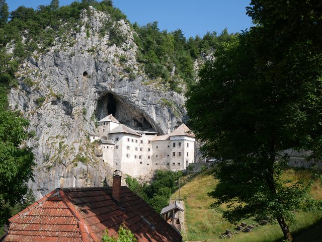Predjamský hrad: hrad zaražený do skály, rytíř na záchodě a kdy přijít