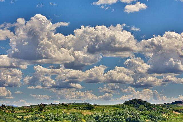 Monferrato a Asti autem: vinařské kopce UNESCO, věže, sklepy infernot a bílý lanýž