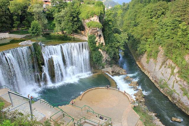Jajce autem: vodopád uprostřed města, hrad králů a podzemní jezera