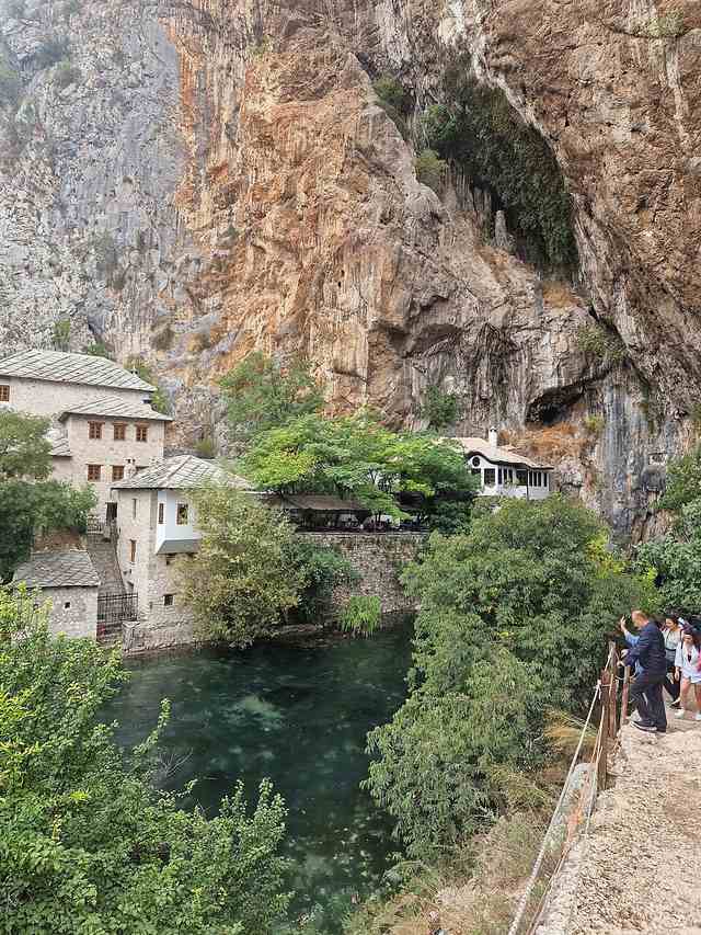 Blagaj autem: dervišský dům u pramene Buny pod kolmou skálou