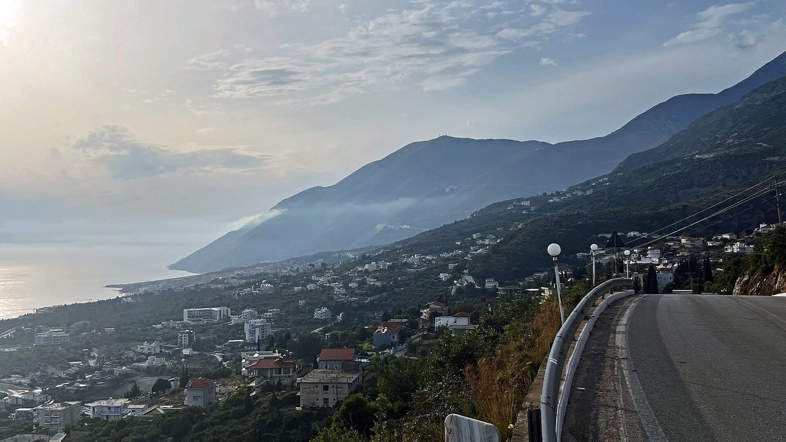 Vesnice Dhërmi na svahu nad mořem, pohled ze silnice albánské riviéry