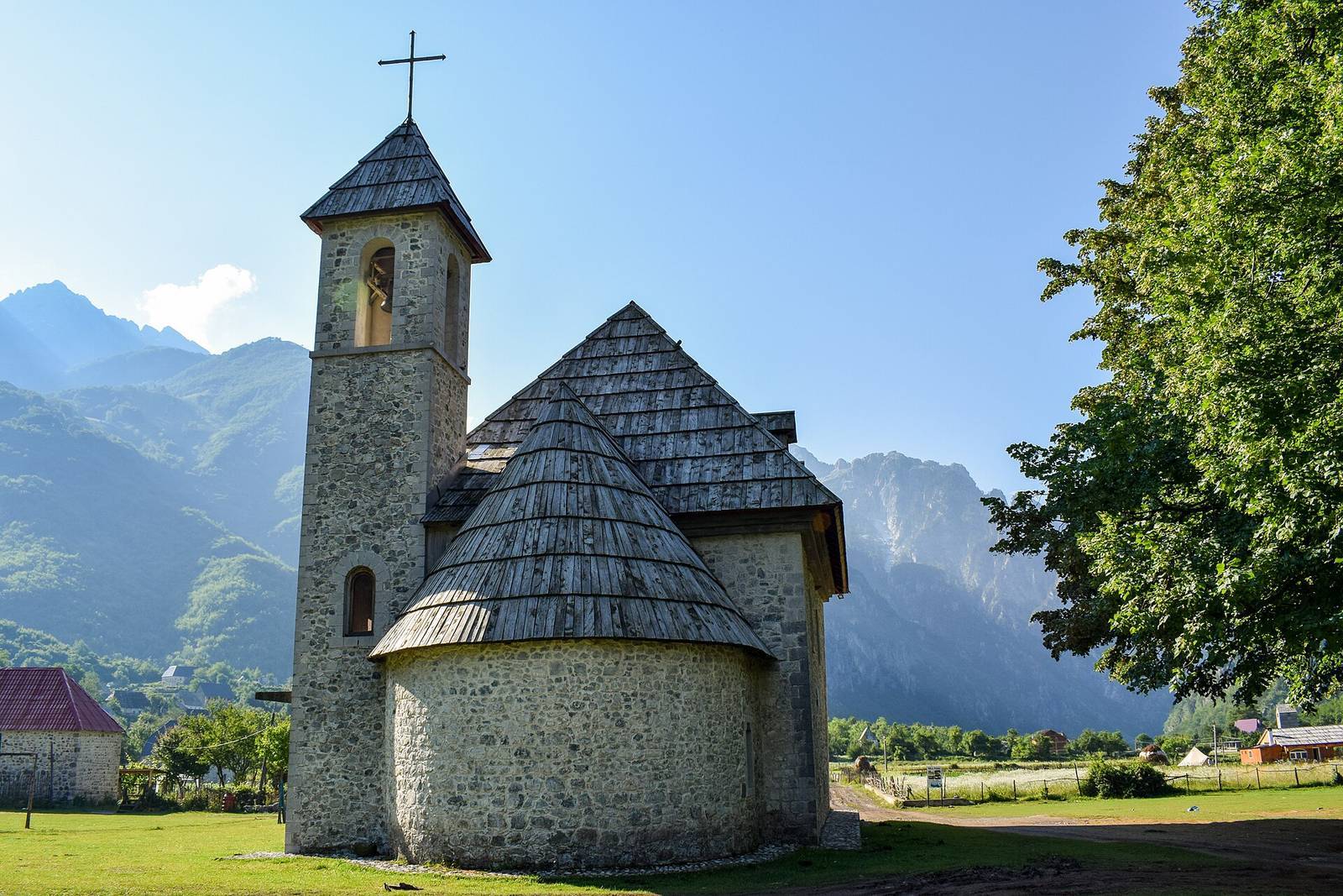Albánské Alpy 2026: Theth, Valbona a trajekt přes jezero Koman