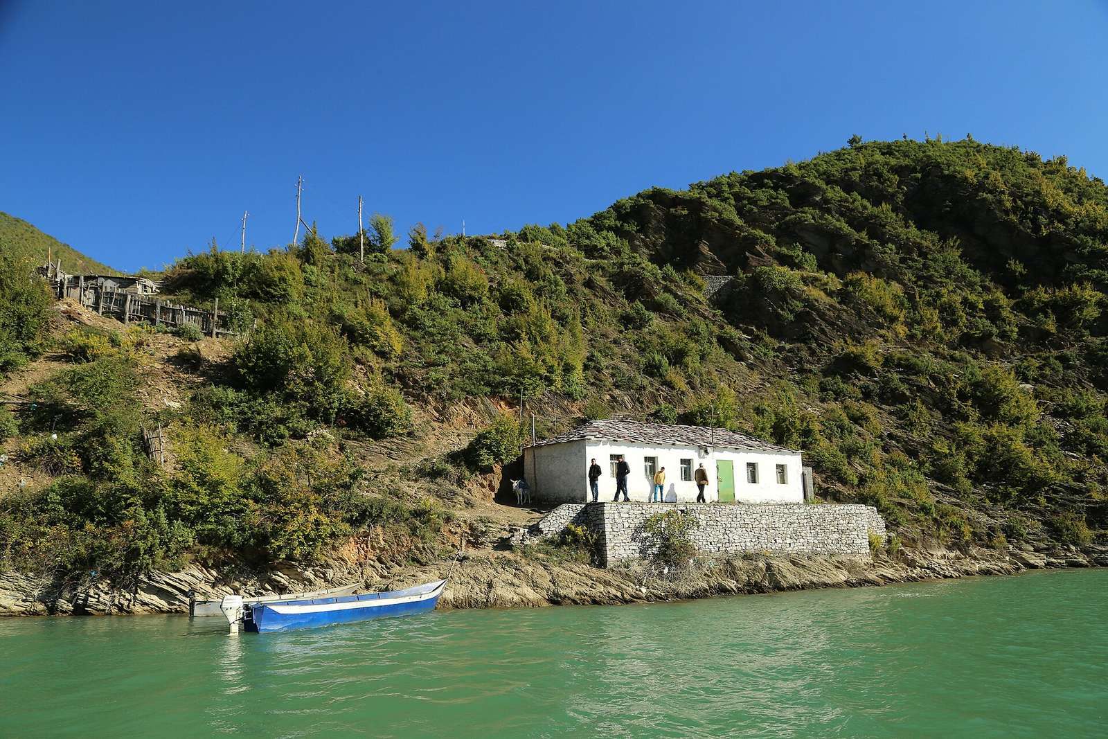 Jezero Koman — úzká vodní soutěska sevřená mezi strmými srázy