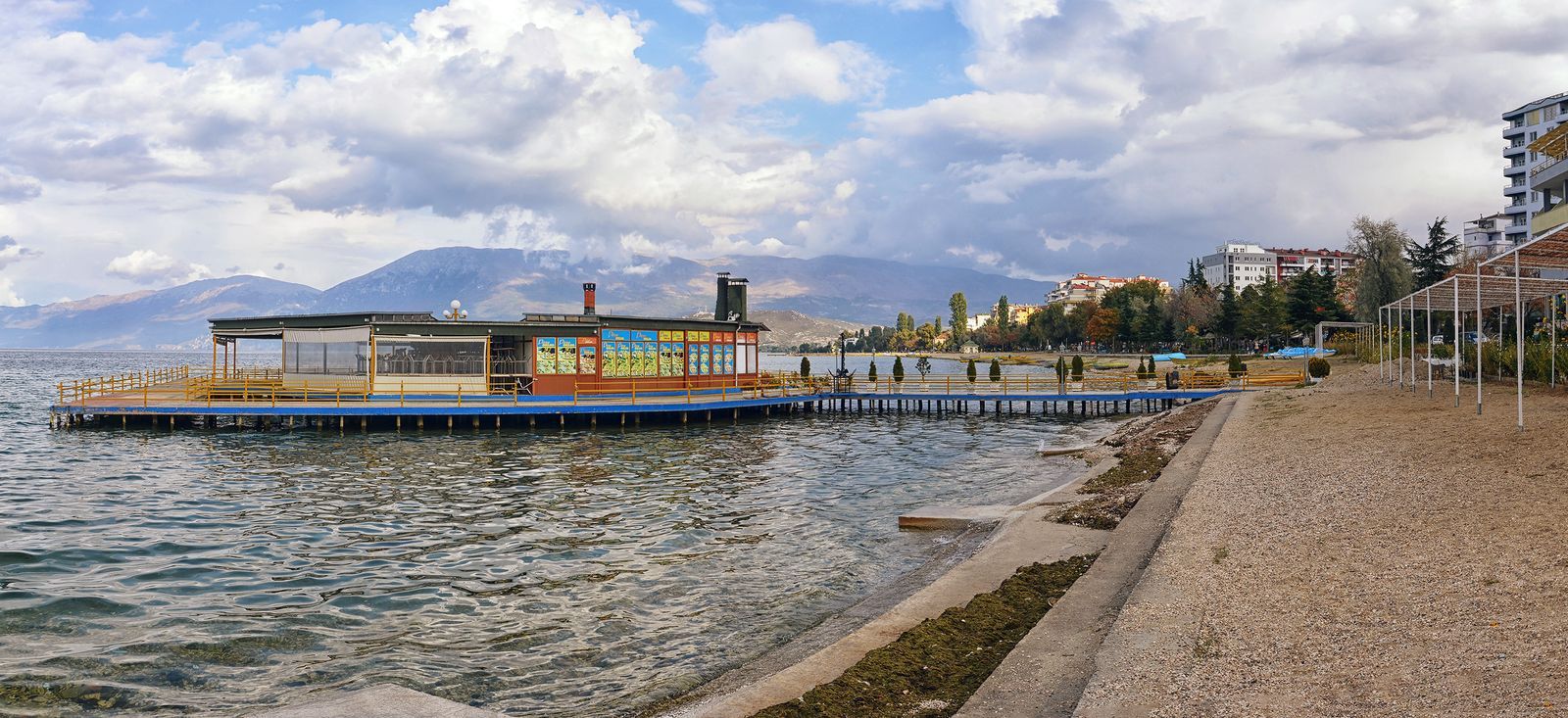 Promenáda a pláž u Ohridského jezera v Pogradci