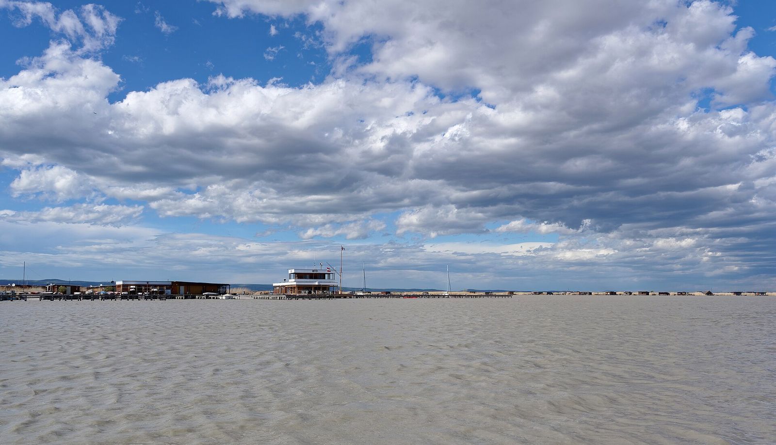 Jezero Neusiedlersee u městečka Rust, Burgenland