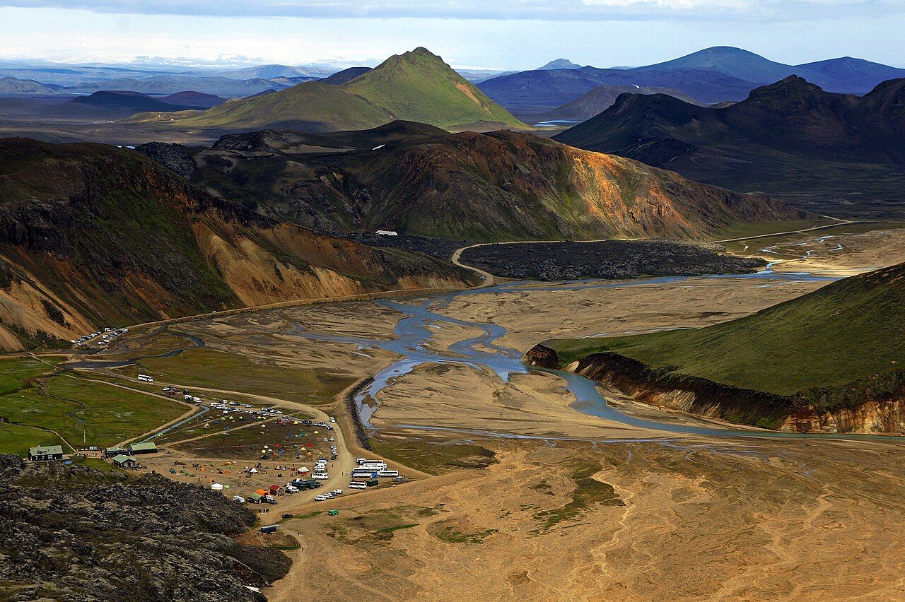 Tábořiště Landmannalaugar v barevných horách rezervace Fjallabak, Island