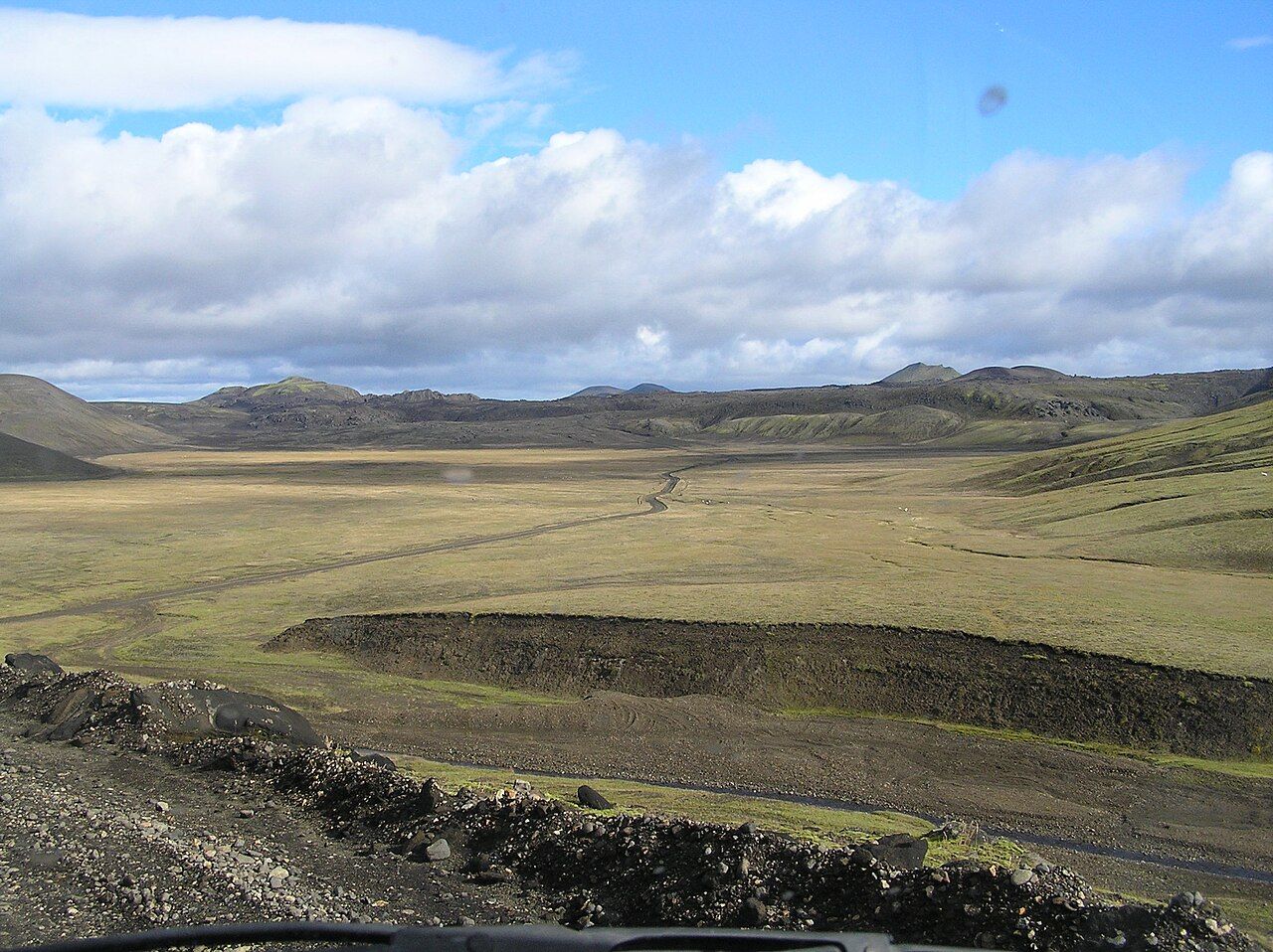 Nezpevněná cesta ve vnitrozemí u Landmannalaugar, typická krajina islandské vysočiny