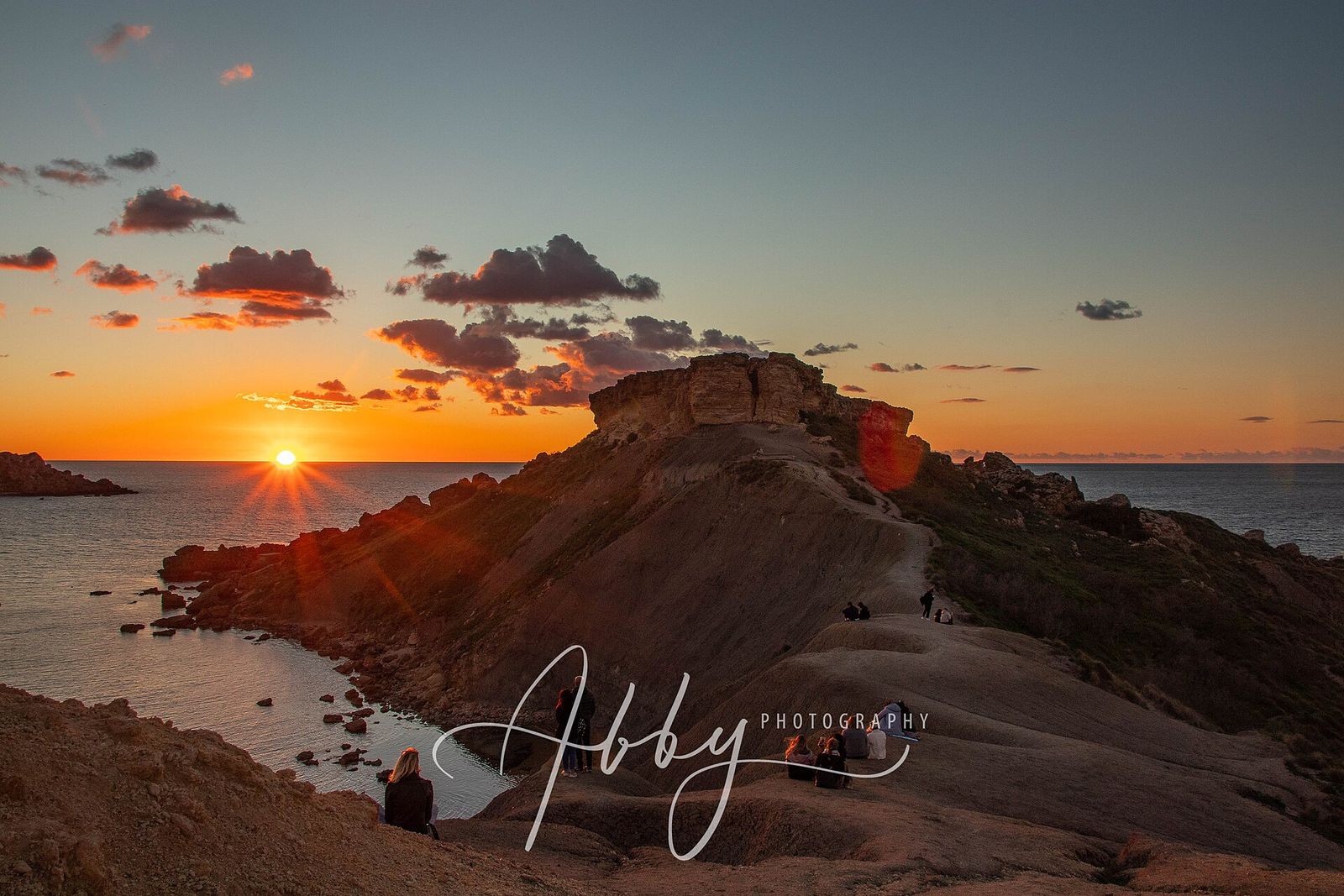 Golden Bay a Ġnejna Bay za soumraku, západní pobřeží Malty