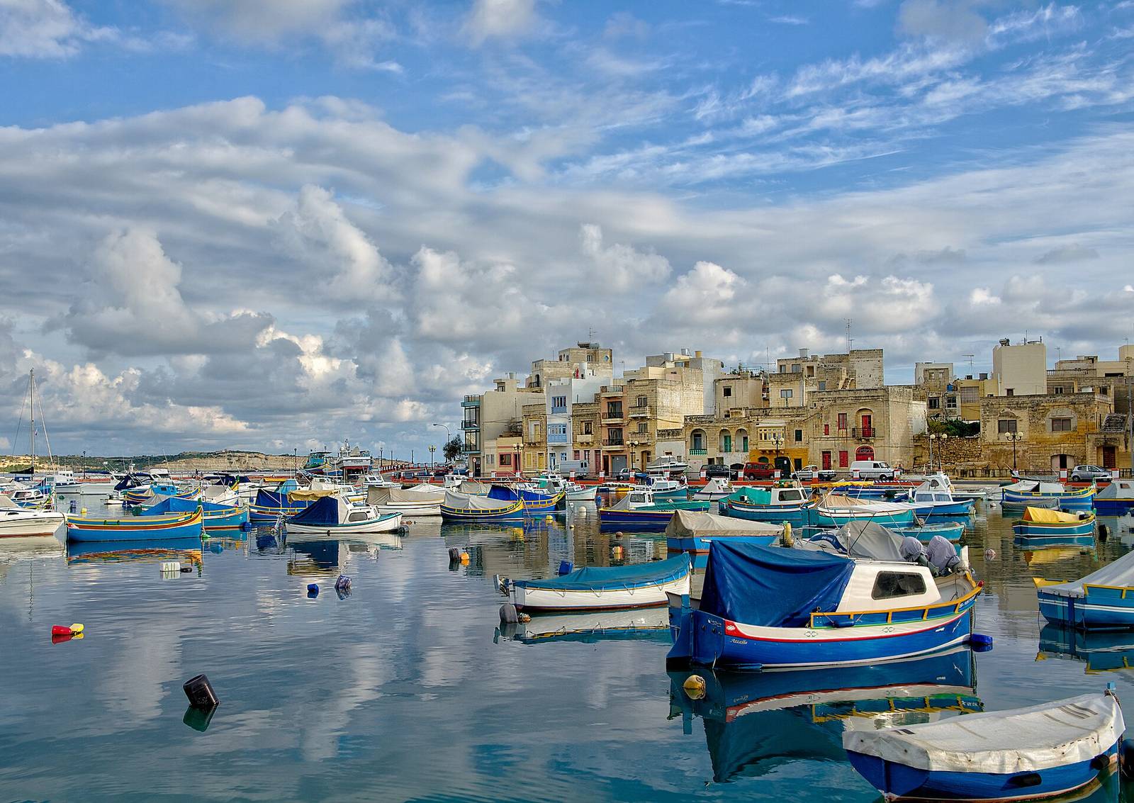 Rybářská vesnice Marsaxlokk s tradičními loděmi luzzu, Malta