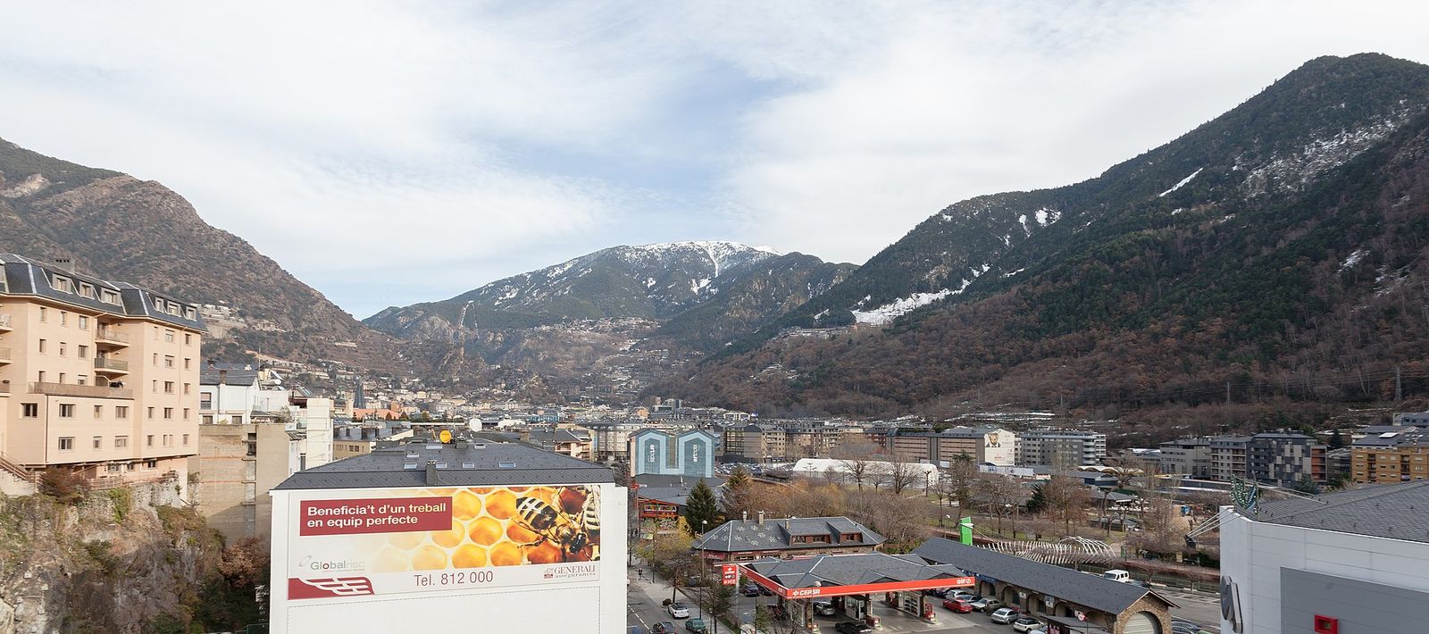 Panorama Andorry la Vella, hlavního města Andorry obklopeného pyrenejskými horami