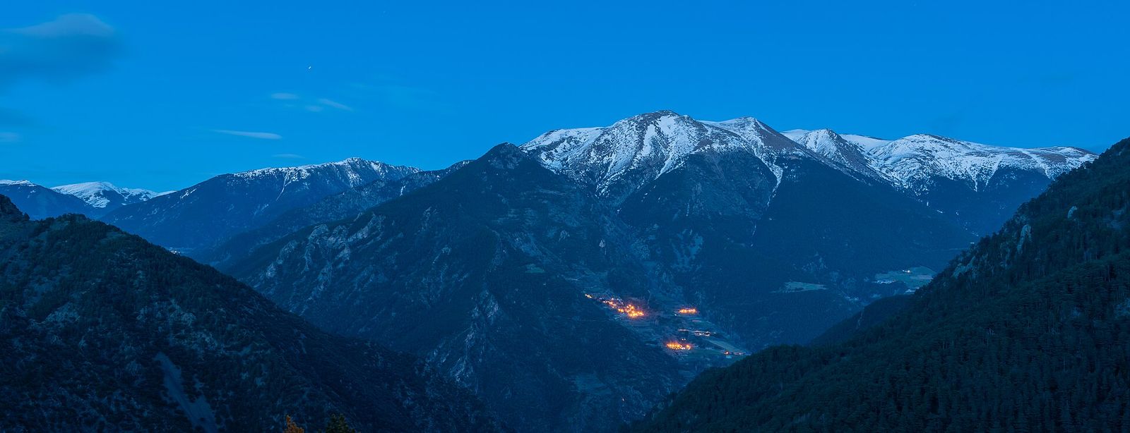 Soumrak nad pyrenejskými horami v Andoře — hory pokrývají celé území všech sedmi farností