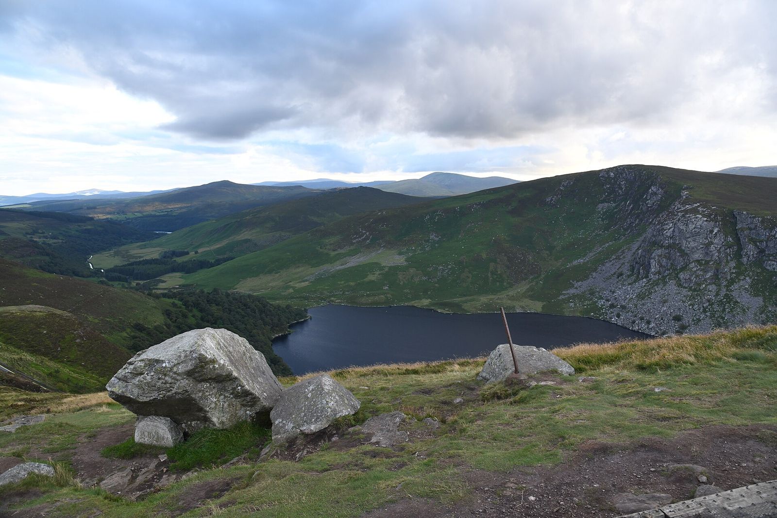 Jezero Lough Tay pod vrcholem Ballinastoe v pohoří Wicklow Mountains, Irsko