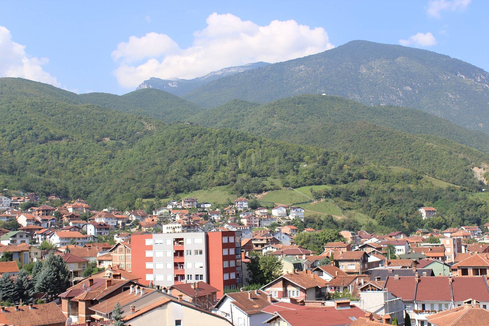 Město Peja s horami Bjeshkët e Nemuna v pozadí, Kosovo