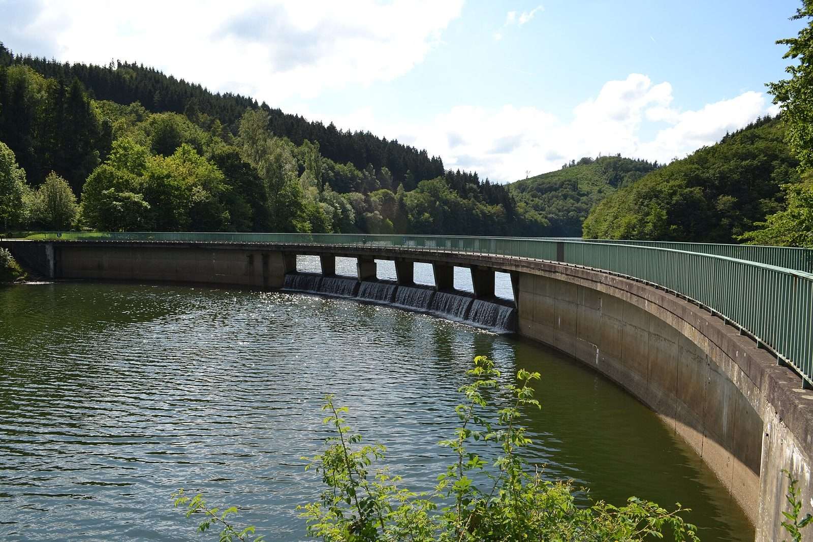 Jezero Lac de la Haute-Sûre v přírodním parku Öewersauer, Lucembursko