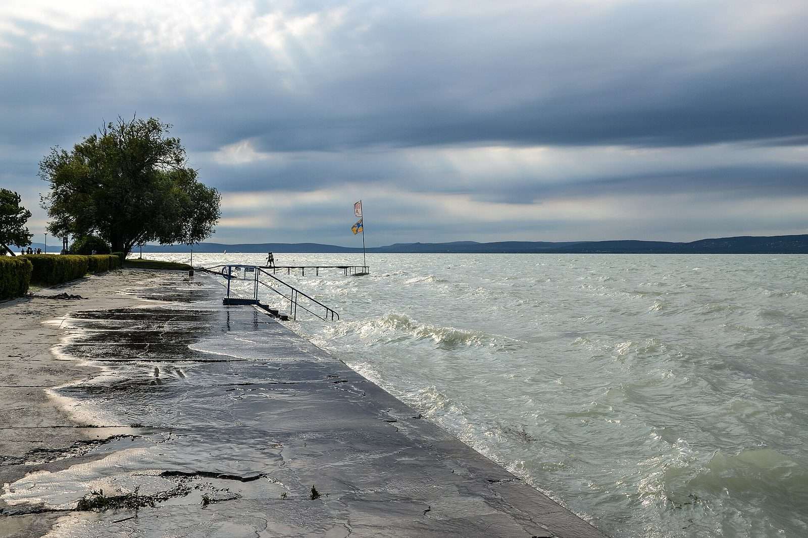 Pláž na Balatonu u Balatonföldváru pod bouřkovou oblohou