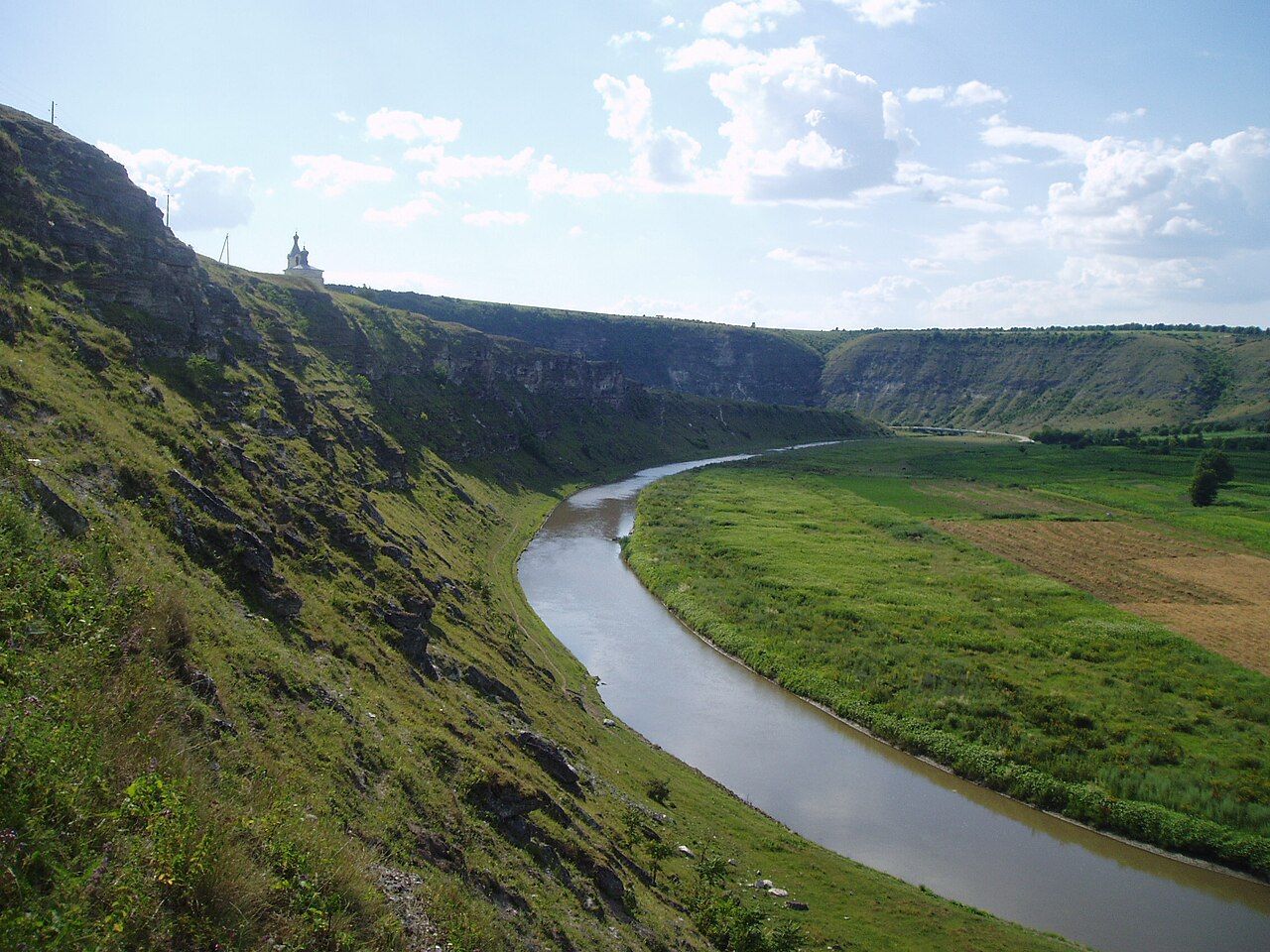 Kaňon řeky Răut s klášterem Orheiul Vechi v Moldavsku