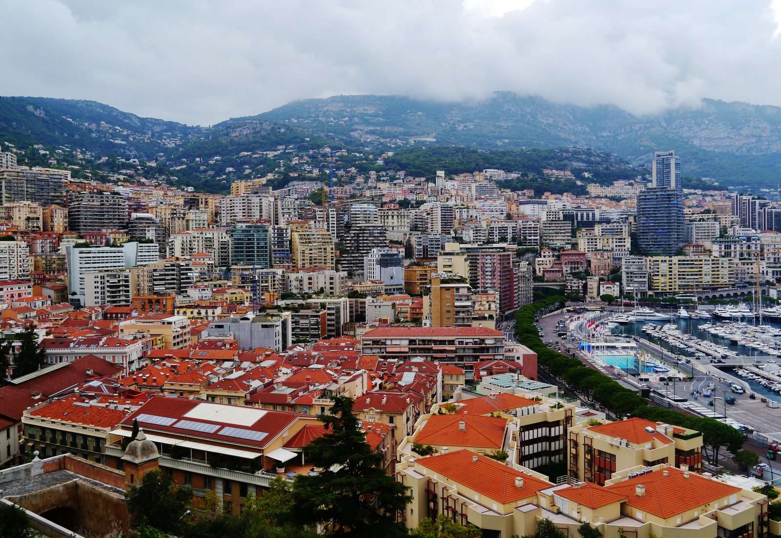 Panoramatický pohled na Le Rocher, starou část Monaka nad mořem