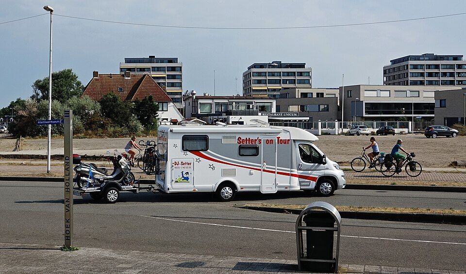 Obytný vůz zaparkovaný u Hoek van Holland v Nizozemsku