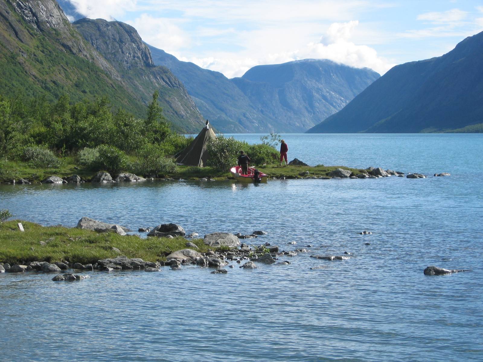 Stan u norského fjordu v horách Jotunheimen
