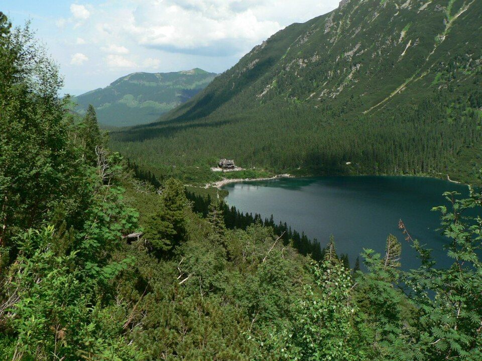 Morskie Oko v Tatrách - v samotném národním parku platí na spaní pod širým nebem nulová tolerance