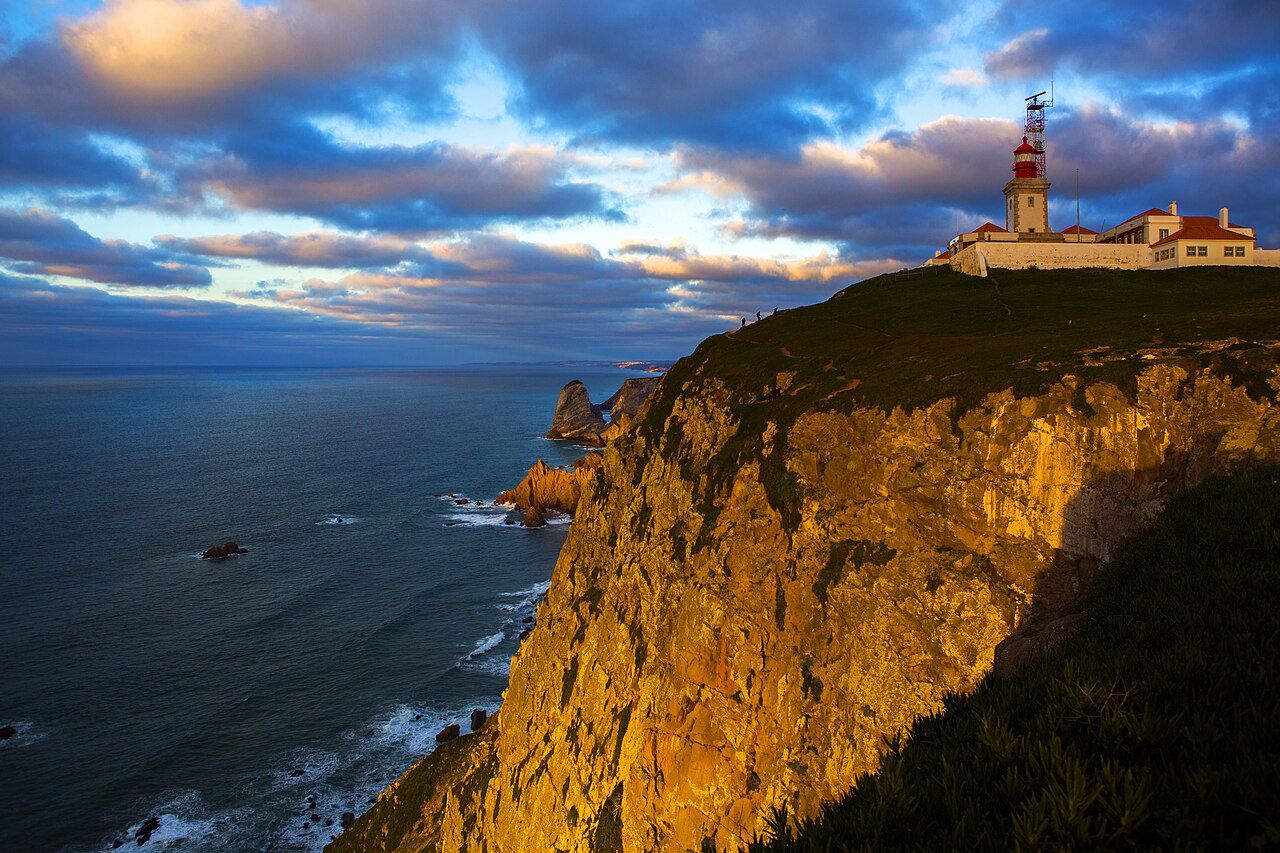 Mys Cabo da Roca na portugalském pobřeží při západu slunce