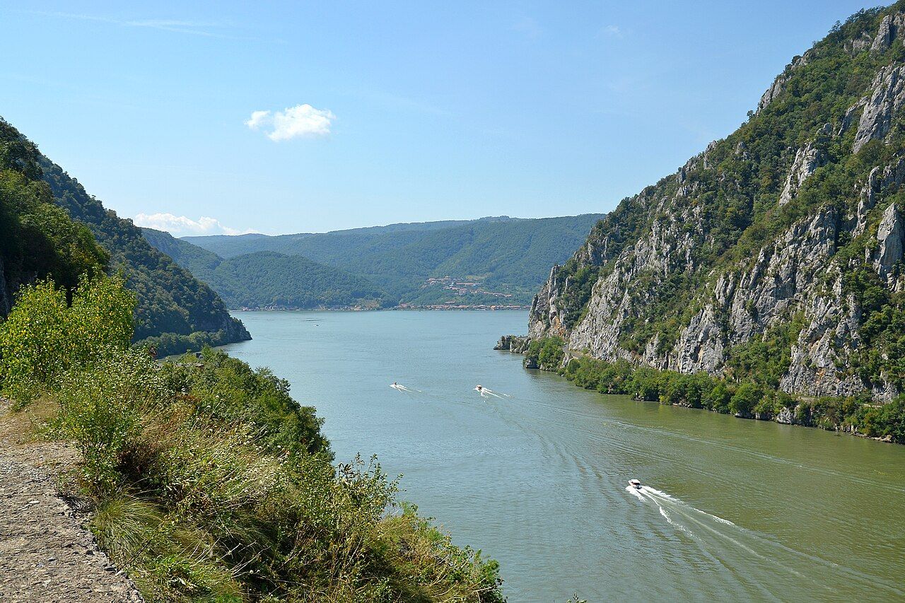 Soutěska Đerdap (Železná vrata) na Dunaji mezi Srbskem a Rumunskem