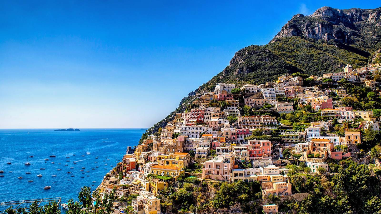 Positano na pobřeží Amalfi — barevné domy kaskádovitě spadající po strmém svahu k moři