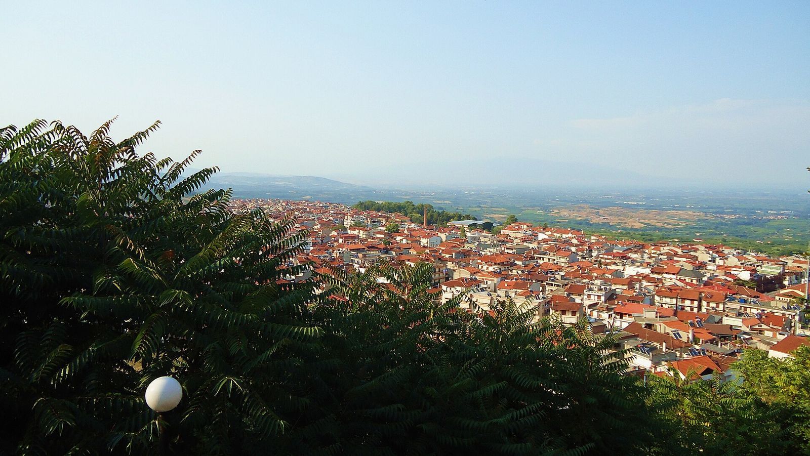 Panorama Naoussy s červenými střechami při pohledu z kopce nad městem