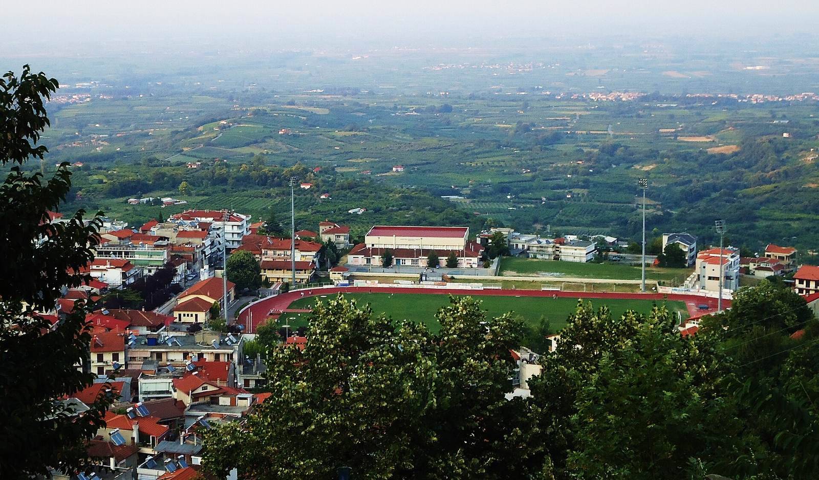 Naoussa se stadionem a rovina Imathie z kopce svatého Theologa