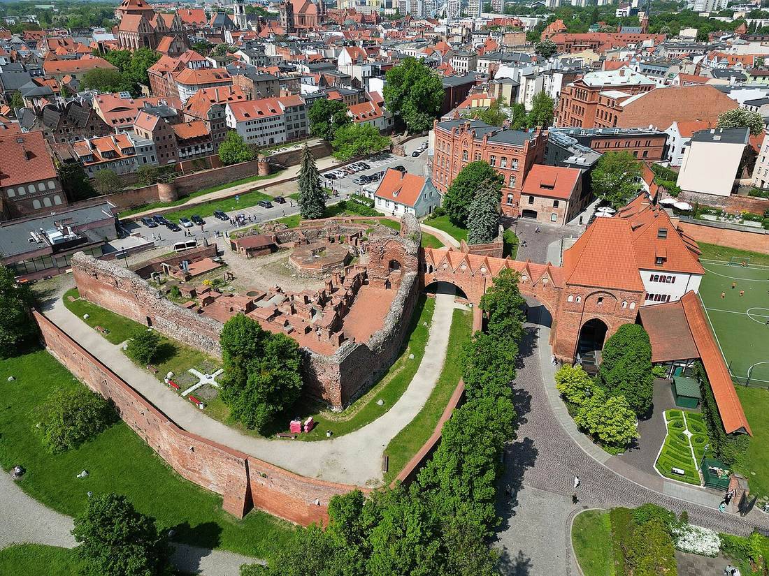 Cihlové zdi zříceniny hradu řádu německých rytířů v Toruni