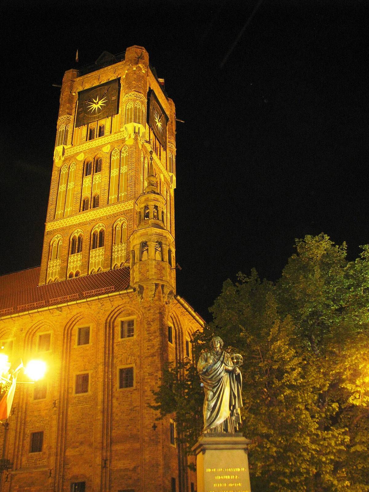 Gotická cihlová Staroměstská radnice v Toruni s hodinovou věží zblízka