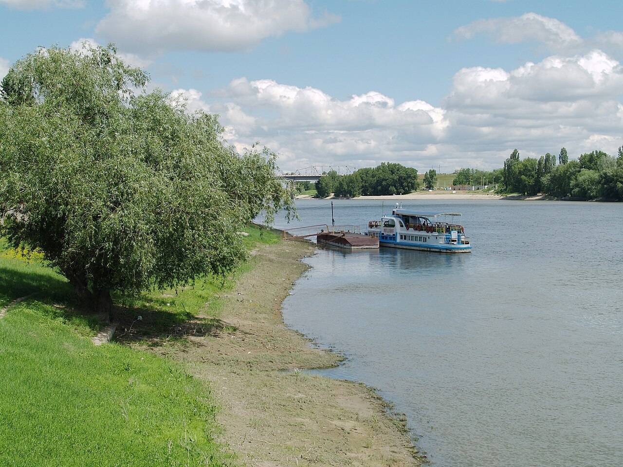 Řeka Dněstr s výletní lodí u města Bender v Podněstří