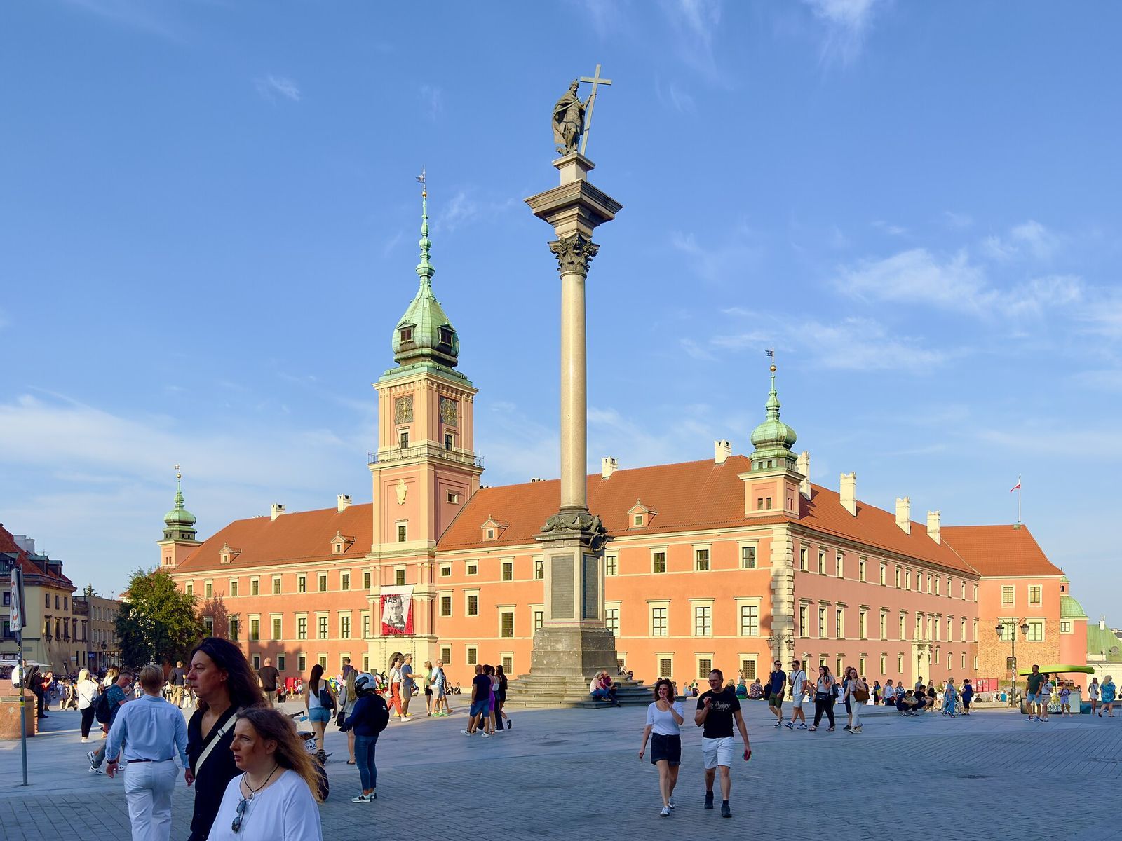 Královský zámek ve Varšavě se Zikmundovým sloupem na náměstí Zamkowy
