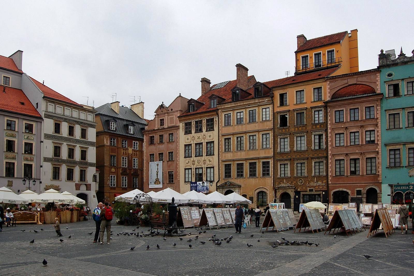 Náměstí Rynek Starego Miasta ve Varšavě s barevnými měšťanskými domy