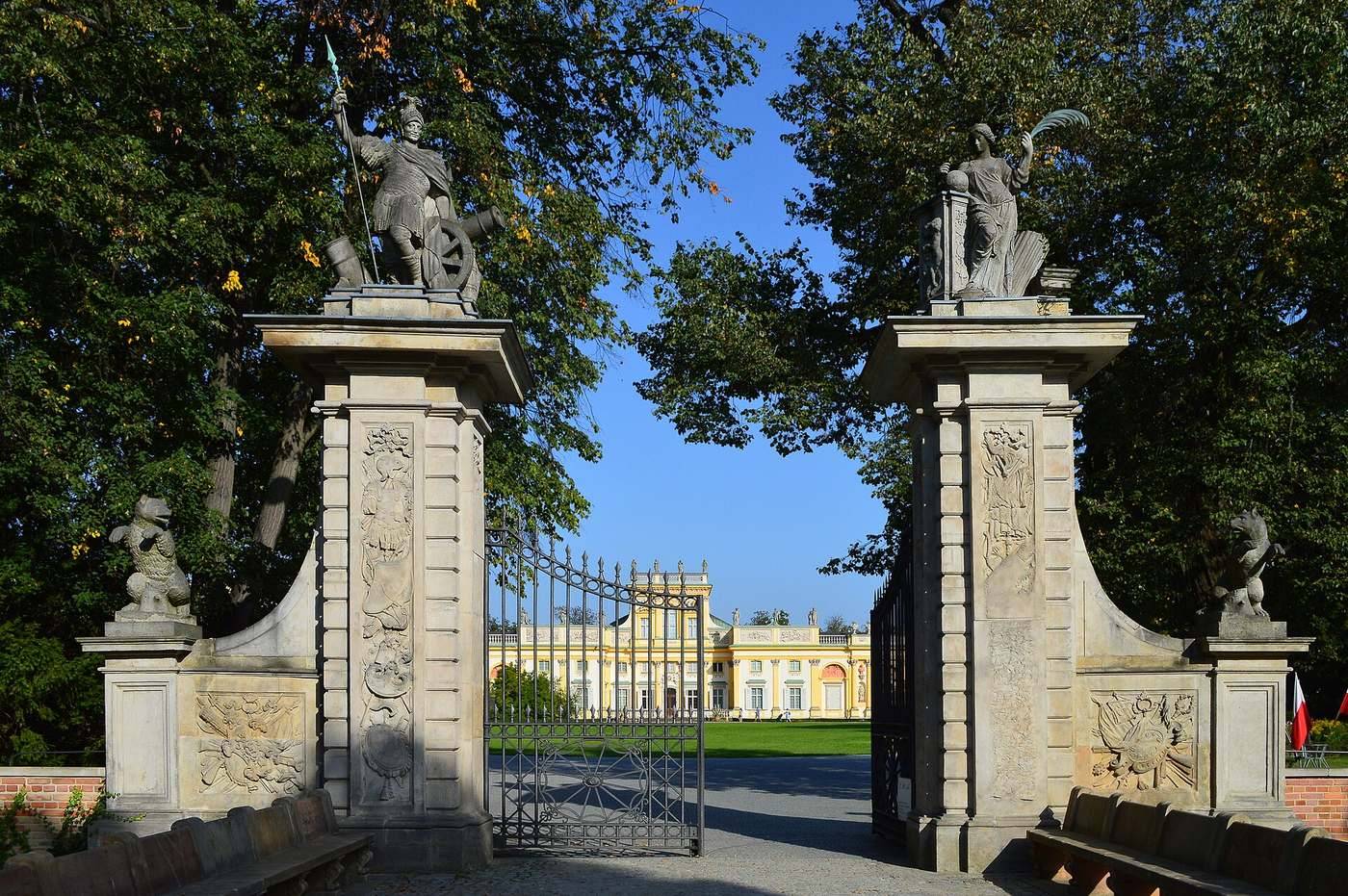 Barokní brána se sochami před palácem Wilanów ve Varšavě
