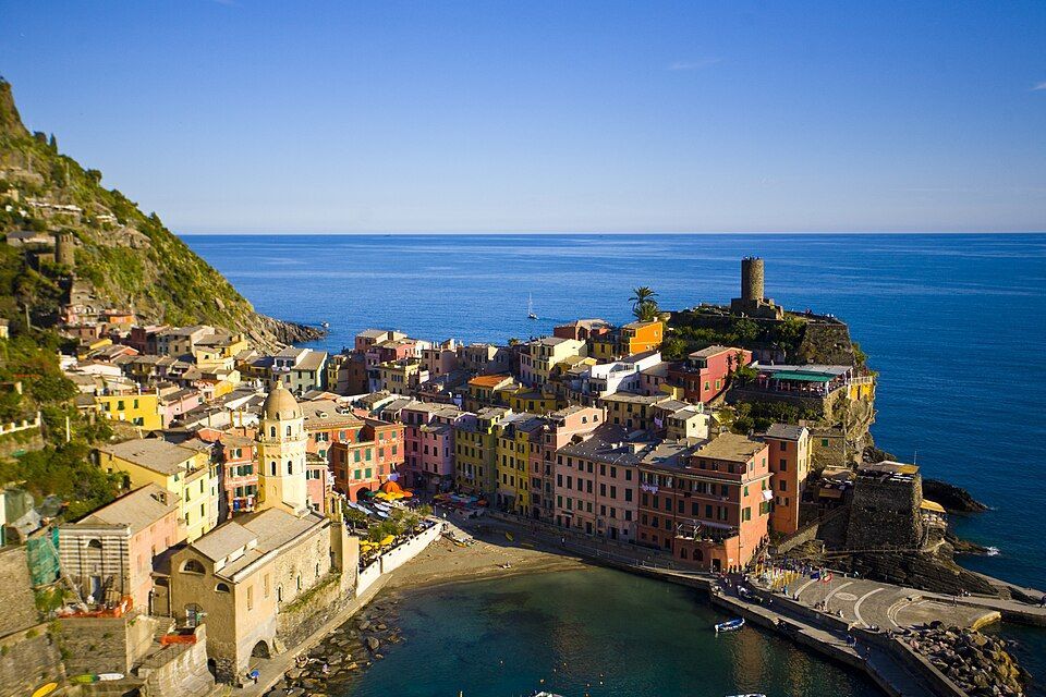 Vernazza a moře za jasného dne