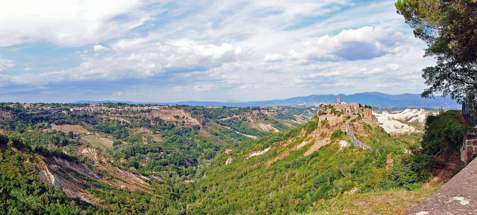 Civita di Bagnoregio uprostřed erozních roklí calanchi
