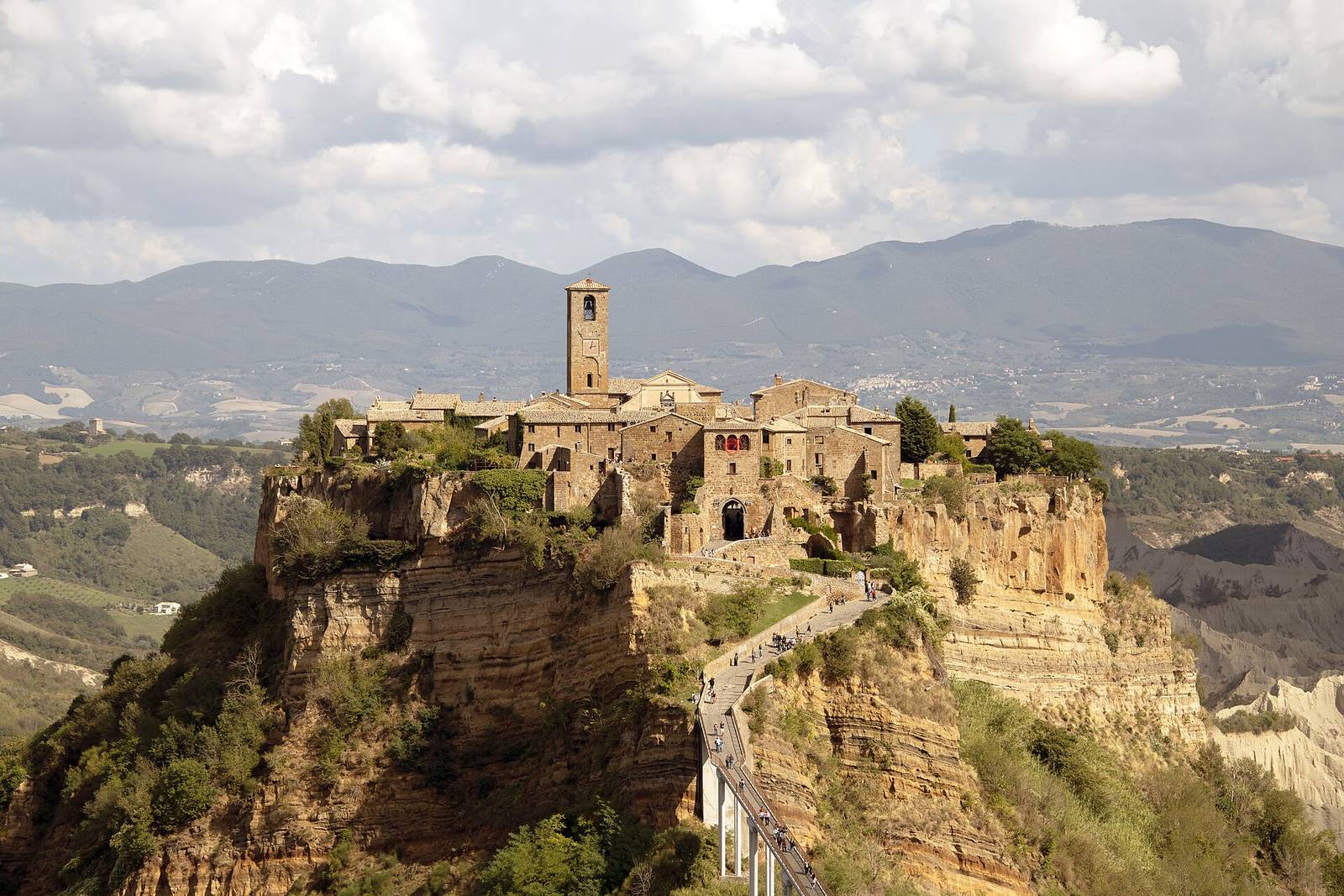 Civita di Bagnoregio — středověké město na osamělém tufovém ostrohu, přístupné jen pěší lávkou
