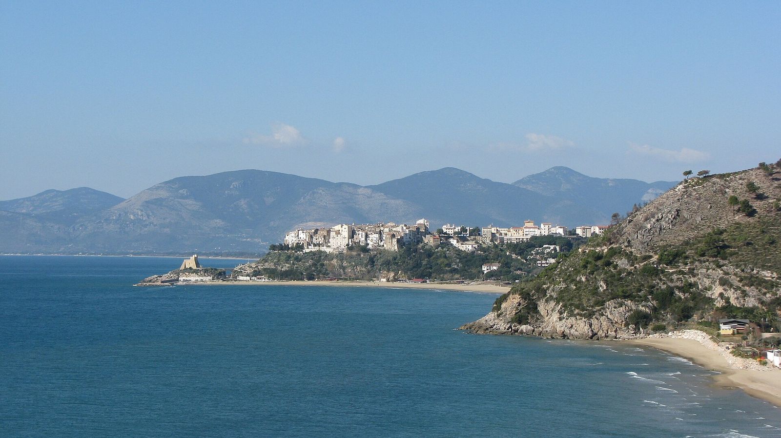 Bílé městečko Sperlonga na ostrohu nad mořem
