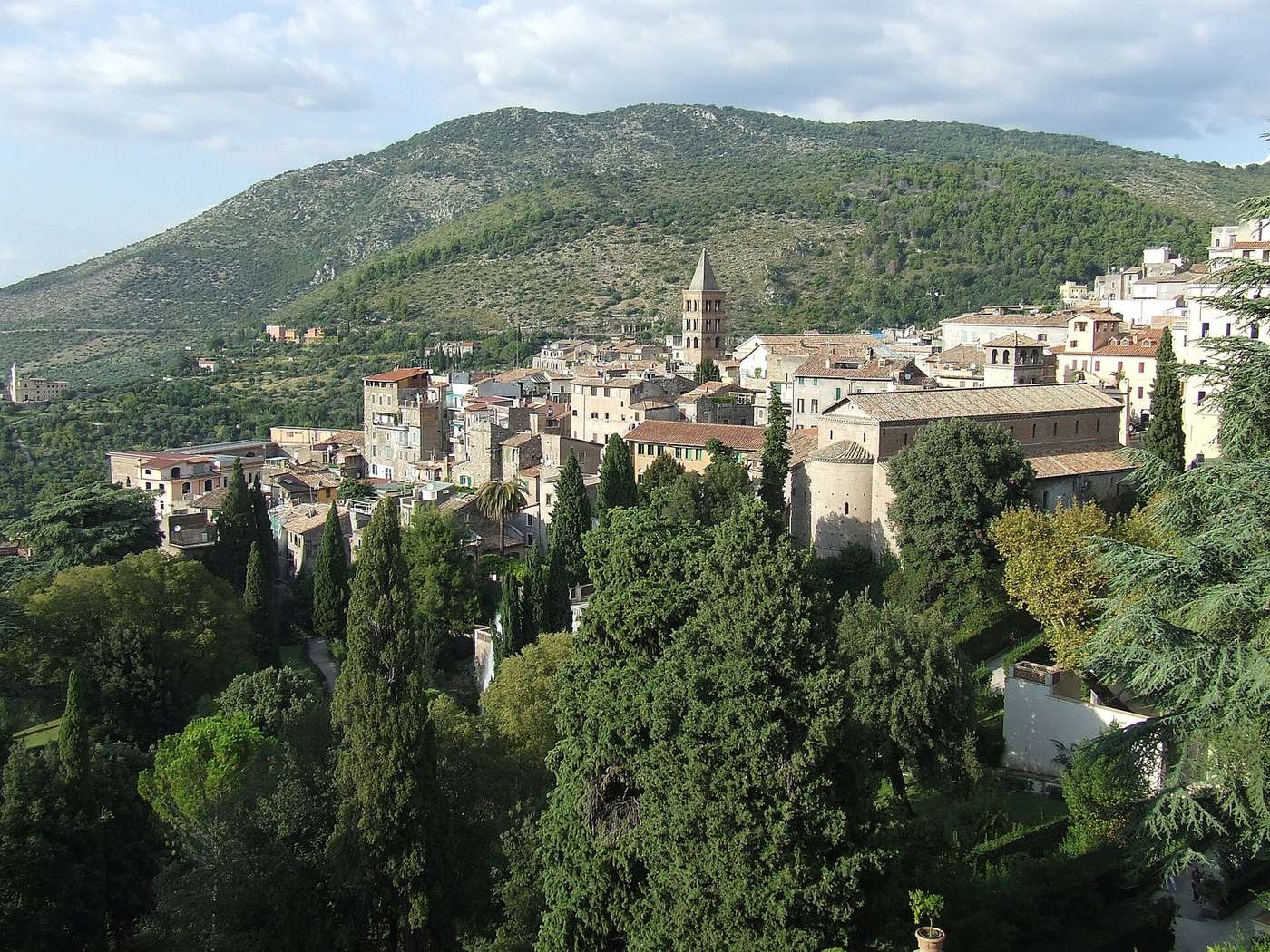 Pohled na město Tivoli ze zahrad renesanční Villa d'Este