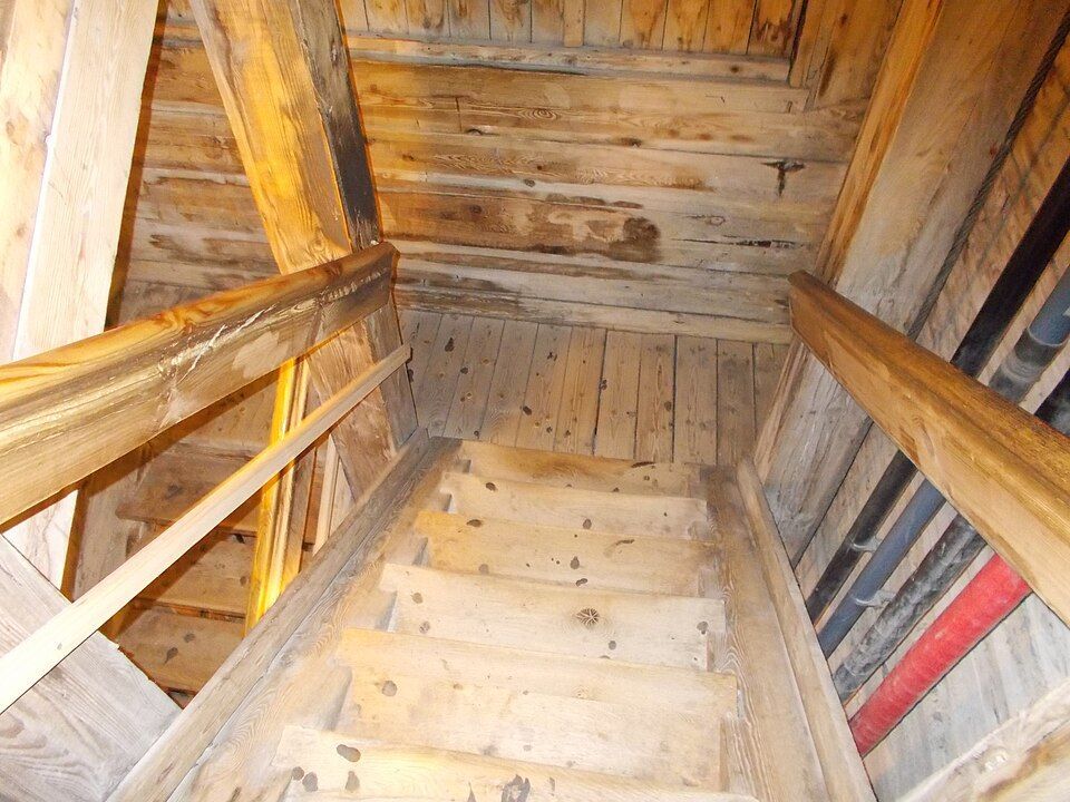 Dřevěné schodiště se stovkami schodů vedoucí do solného dolu Wieliczka