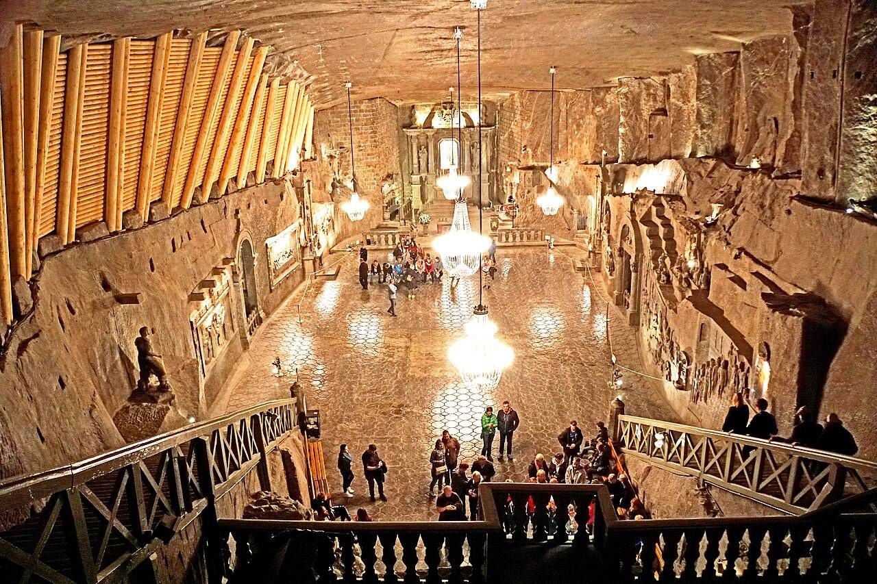 Kaple svaté Kingy v solném dole Wieliczka, celá vytesaná z kamenné soli