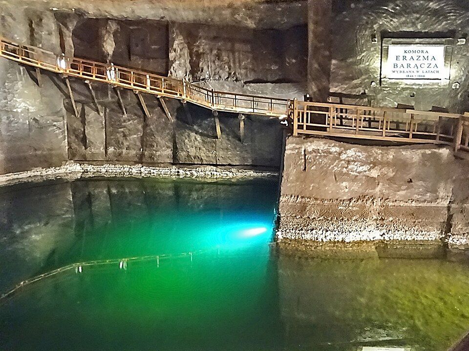 Nasvícená komora se solným jezerem v solném dole Wieliczka